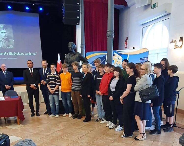 ŻYWA LEKCJA HISTORII - Szkoła Podstawowa nr 1 im. Bolesława Chrobrego w